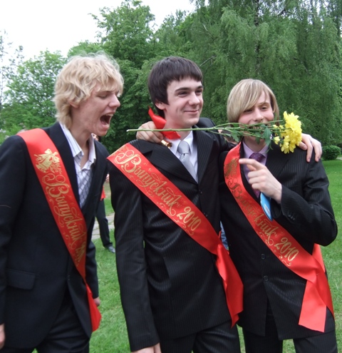 красные ленточки