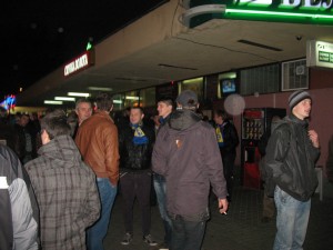 Людей около касс было много